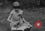 Image rabbit hypnotisé Glen Ellyn Illinois USA, 1930, de la seconde 53 séquences d'archives historiques vidéo 65675054980