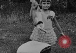 Image rabbit hypnotisé Glen Ellyn Illinois USA, 1930, de la seconde 54 séquences d'archives historiques vidéo 65675054980