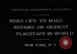 Standbild Bill Holmes klettert Fahnenmast New York City USA, 1931, aus Sekunde 1 historischem Filmmaterial Videoclip 65675054993
