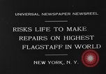 Standbild Bill Holmes klettert Fahnenmast New York City USA, 1931, aus Sekunde 4 historischem Filmmaterial Videoclip 65675054993
