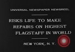 Standbild Bill Holmes klettert Fahnenmast New York City USA, 1931, aus Sekunde 6 historischem Filmmaterial Videoclip 65675054993