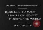 Standbild Bill Holmes klettert Fahnenmast New York City USA, 1931, aus Sekunde 7 historischem Filmmaterial Videoclip 65675054993