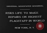 Standbild Bill Holmes klettert Fahnenmast New York City USA, 1931, aus Sekunde 9 historischem Filmmaterial Videoclip 65675054993