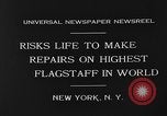 Standbild Bill Holmes klettert Fahnenmast New York City USA, 1931, aus Sekunde 11 historischem Filmmaterial Videoclip 65675054993