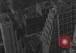 Standbild Bill Holmes klettert Fahnenmast New York City USA, 1931, aus Sekunde 12 historischem Filmmaterial Videoclip 65675054993