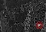 Standbild Bill Holmes klettert Fahnenmast New York City USA, 1931, aus Sekunde 13 historischem Filmmaterial Videoclip 65675054993