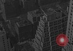 Standbild Bill Holmes klettert Fahnenmast New York City USA, 1931, aus Sekunde 14 historischem Filmmaterial Videoclip 65675054993