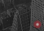 Standbild Bill Holmes klettert Fahnenmast New York City USA, 1931, aus Sekunde 16 historischem Filmmaterial Videoclip 65675054993
