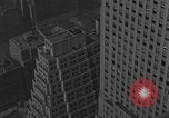 Standbild Bill Holmes klettert Fahnenmast New York City USA, 1931, aus Sekunde 17 historischem Filmmaterial Videoclip 65675054993