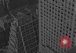 Standbild Bill Holmes klettert Fahnenmast New York City USA, 1931, aus Sekunde 18 historischem Filmmaterial Videoclip 65675054993