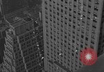 Standbild Bill Holmes klettert Fahnenmast New York City USA, 1931, aus Sekunde 19 historischem Filmmaterial Videoclip 65675054993