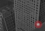 Standbild Bill Holmes klettert Fahnenmast New York City USA, 1931, aus Sekunde 20 historischem Filmmaterial Videoclip 65675054993