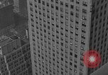 Standbild Bill Holmes klettert Fahnenmast New York City USA, 1931, aus Sekunde 21 historischem Filmmaterial Videoclip 65675054993