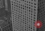 Standbild Bill Holmes klettert Fahnenmast New York City USA, 1931, aus Sekunde 22 historischem Filmmaterial Videoclip 65675054993