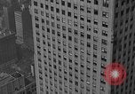 Standbild Bill Holmes klettert Fahnenmast New York City USA, 1931, aus Sekunde 23 historischem Filmmaterial Videoclip 65675054993