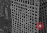 Standbild Bill Holmes klettert Fahnenmast New York City USA, 1931, aus Sekunde 24 historischem Filmmaterial Videoclip 65675054993