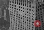 Standbild Bill Holmes klettert Fahnenmast New York City USA, 1931, aus Sekunde 25 historischem Filmmaterial Videoclip 65675054993