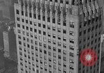 Standbild Bill Holmes klettert Fahnenmast New York City USA, 1931, aus Sekunde 26 historischem Filmmaterial Videoclip 65675054993