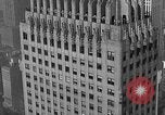 Standbild Bill Holmes klettert Fahnenmast New York City USA, 1931, aus Sekunde 27 historischem Filmmaterial Videoclip 65675054993