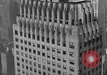 Standbild Bill Holmes klettert Fahnenmast New York City USA, 1931, aus Sekunde 28 historischem Filmmaterial Videoclip 65675054993