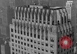 Standbild Bill Holmes klettert Fahnenmast New York City USA, 1931, aus Sekunde 29 historischem Filmmaterial Videoclip 65675054993
