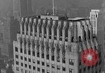 Standbild Bill Holmes klettert Fahnenmast New York City USA, 1931, aus Sekunde 30 historischem Filmmaterial Videoclip 65675054993