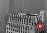 Standbild Bill Holmes klettert Fahnenmast New York City USA, 1931, aus Sekunde 31 historischem Filmmaterial Videoclip 65675054993