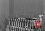 Standbild Bill Holmes klettert Fahnenmast New York City USA, 1931, aus Sekunde 32 historischem Filmmaterial Videoclip 65675054993