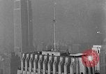 Standbild Bill Holmes klettert Fahnenmast New York City USA, 1931, aus Sekunde 33 historischem Filmmaterial Videoclip 65675054993