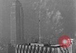 Standbild Bill Holmes klettert Fahnenmast New York City USA, 1931, aus Sekunde 34 historischem Filmmaterial Videoclip 65675054993