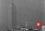 Standbild Bill Holmes klettert Fahnenmast New York City USA, 1931, aus Sekunde 35 historischem Filmmaterial Videoclip 65675054993