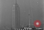 Standbild Bill Holmes klettert Fahnenmast New York City USA, 1931, aus Sekunde 36 historischem Filmmaterial Videoclip 65675054993