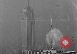 Standbild Bill Holmes klettert Fahnenmast New York City USA, 1931, aus Sekunde 37 historischem Filmmaterial Videoclip 65675054993