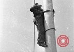 Standbild Bill Holmes klettert Fahnenmast New York City USA, 1931, aus Sekunde 39 historischem Filmmaterial Videoclip 65675054993