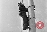 Standbild Bill Holmes klettert Fahnenmast New York City USA, 1931, aus Sekunde 40 historischem Filmmaterial Videoclip 65675054993