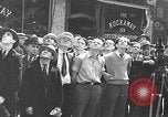 Standbild Bill Holmes klettert Fahnenmast New York City USA, 1931, aus Sekunde 42 historischem Filmmaterial Videoclip 65675054993