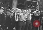 Standbild Bill Holmes klettert Fahnenmast New York City USA, 1931, aus Sekunde 43 historischem Filmmaterial Videoclip 65675054993