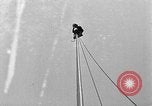 Standbild Bill Holmes klettert Fahnenmast New York City USA, 1931, aus Sekunde 55 historischem Filmmaterial Videoclip 65675054993