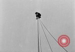 Standbild Bill Holmes klettert Fahnenmast New York City USA, 1931, aus Sekunde 56 historischem Filmmaterial Videoclip 65675054993