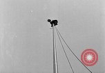 Standbild Bill Holmes klettert Fahnenmast New York City USA, 1931, aus Sekunde 57 historischem Filmmaterial Videoclip 65675054993