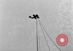 Standbild Bill Holmes klettert Fahnenmast New York City USA, 1931, aus Sekunde 58 historischem Filmmaterial Videoclip 65675054993