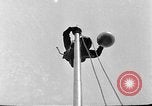 Standbild Bill Holmes klettert Fahnenmast New York City USA, 1931, aus Sekunde 59 historischem Filmmaterial Videoclip 65675054993