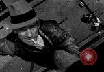 Standbild Bill Holmes klettert Fahnenmast New York City USA, 1931, aus Sekunde 62 historischem Filmmaterial Videoclip 65675054993