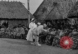 Immagine di Medico esamina Seminole Native American Indian i membri della tribù Miami Florida USA, 1934, secondo 3 filmato di repertorio 65675055016