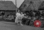 Immagine di Medico esamina Seminole Native American Indian i membri della tribù Miami Florida USA, 1934, secondo 4 filmato di repertorio 65675055016