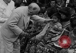 Immagine di Medico esamina Seminole Native American Indian i membri della tribù Miami Florida USA, 1934, secondo 5 filmato di repertorio 65675055016