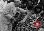 Immagine di Medico esamina Seminole Native American Indian i membri della tribù Miami Florida USA, 1934, secondo 8 filmato di repertorio 65675055016