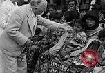 Immagine di Medico esamina Seminole Native American Indian i membri della tribù Miami Florida USA, 1934, secondo 9 filmato di repertorio 65675055016