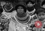 Immagine di Medico esamina Seminole Native American Indian i membri della tribù Miami Florida USA, 1934, secondo 12 filmato di repertorio 65675055016