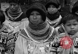 Immagine di Medico esamina Seminole Native American Indian i membri della tribù Miami Florida USA, 1934, secondo 13 filmato di repertorio 65675055016